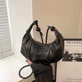 Moderna borsa a spalla hobo nera a forma di mezzaluna con dettaglio a nodo sul manico - Senza Ciondolo / Nero - Senza Ciondolo