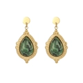 Dettaglio di orecchini a goccia dorati con pietre preziose verdi in stile retrò - Orecchini Pendenti a Goccia Vintage con Pietra Verde (E1569)