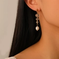 Pendientes largos con cuentas doradas, cristales transparentes y una perla blanca pura - Estilo de Cuentas de Cristal y Perlas Graduadas (STE251)