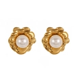 Elegantes pendientes de flor dorada con perla blanca sobre un fondo blanco puro - Estilo Perla Camelia Dorada (STE2514-GO)