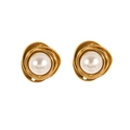 Elegantes pendientes de flor dorada con perlas blancas sobre fondo blanco neutro - Color Dorado (STE2510-GO)
