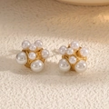 Elegantes pendientes vintage de perlas y acero inoxidable dorado sobre fondo mármol - Estilo Racimo de Perlas (STE2511-GO)