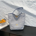 Minimalistische blau-weiß gestreifte Canvas-Einkaufstasche mit Griffen und Metallemblem - Blau