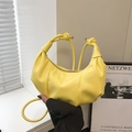 Elegante borsa a mezzaluna gialla con manico a nodo intrecciato e morbida pelle a pieghe - Senza Ciondolo / Giallo - Senza Pendente