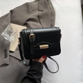 Piccola borsa quadrata vintage nera con chiusura in metallo dorato e tracolla regolabile - Nero