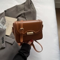 Borsa quadrata vintage marrone con patta ondulata e fibbia tubolare dorata - Marrone
