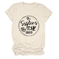 Dettaglio della stampa Sisters Trip 2026 su t-shirt in cotone beige con slogan Unbreakable Bonds - S / Sabbia (Font Nero)