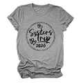 Dettaglio della stampa Sisters Trip 2026 su una t-shirt grigia in cotone girocollo - S / Grigio Scuro (Font Nero)