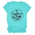 Détail de l'imprimé Sisters Trip 2026 et du revers sur le t-shirt en coton menthe - S / Bleu Eau Profonde (Police Noire)