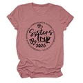 Détail de l'imprimé Sisters Trip 2026 sur t-shirt rose vintage avec manches retroussées - S / Or Rose (Police Noire)