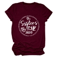 Détail du t-shirt bordeaux Sisters Trip 2026 avec motif imprimé blanc Unbreakable Bonds - S / Rouge Vin (Police Blanche)