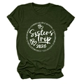 Gros plan de la sérigraphie Sisters Trip 2026 sur un t-shirt en coton vert foncé - S / Vert Armée (Police Blanche)