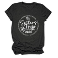 Détail du t-shirt gris foncé Sisters Trip 2026 avec logo imprimé circulaire blanc - S / Noir (Police Blanche)