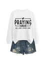 Détail de l'imprimé Praying Mama et du motif coeur sur un sweat-shirt blanc à manches longues - S / Hauts / Blanc (Texte Noir)