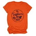 Détail du t-shirt en coton orange avec manches retroussées et imprimé Sisters Trip 2026 - S / Orange (Police Noire)