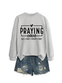 Gros plan sur l'imprimé Praying Mama du sweat gris avec un short en jean bleu délavé - S / Hauts / Gris (Police Noire)