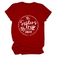 Gros plan sur l'imprimé blanc Sisters Trip 2026 sur le tissu en coton du t-shirt rouge - S / Rouge (Police Blanche)