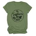Détail de l'imprimé Sisters Trip 2026 sur un t-shirt vert olive à manches courtes - S / Vert Olive (Police Noire)