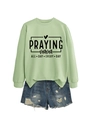 Photo à plat d'un sweat à manches longues vert clair avec slogan Praying Mama et short - S / Hauts / Vert Olive (Police Noire)