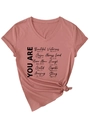 Détail d'un t-shirt à col en V avec revers de manches et nœud élégant à l'ourlet - S / Or Rose (Police Noire)