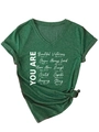 Détail du t-shirt vert à col en V avec imprimé inspirant et ourlet noué élégant - S / Vert Vintage (Police Blanche)