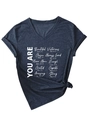 Vue détaillée à plat du T-shirt bleu marine à col en V avec texte imprimé blanc - S / Bleu Marine (Police Blanche)