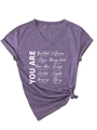 Détail du t-shirt violet à col en V avec texte blanc et revers aux manches - S / Violet (Police Blanche)
