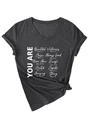 Détail du t-shirt gris chiné à col en V montrant les manches et l'imprimé biblique - S / Gris Chiné (Police Blanche)