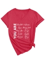 Détail du T-shirt rouge à col en V avec imprimé You Are et nœud décoratif sur le côté - S / Rouge (Police Blanche)