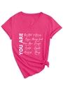 Détail du t-shirt col V rose fuchsia avec manches retroussées et texte inspirant - S / Rose Rouge (Police Blanche)