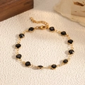 Dettaglio del bracciale a catena dorata regolabile con dodici pietre tonde nere sfaccettate - Nero (STB2541-GO-BL)