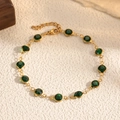 Dettaglio del bracciale a catena dorata con gemme verde scuro, chiusura a moschettone - Verde Profondo (STB2541-GO-GDG)