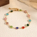 Dettaglio di bracciale dorato con pietre in zirconia multicolore e chiusura a moschettone - Multicolore (STB2541-GO-M)