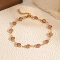 Dettaglio di un bracciale dorato regolabile con tredici zirconi rosa a taglio tondo - Rosa Porpora (STB2541-GO-P)