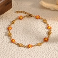 Dettaglio del bracciale con margherite dorate, petali in smalto arancione e cuori lucidi - Oro-Margherita Arancione (STB2542-GO-RO)