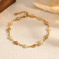 Bracciale a catena con maglie a cuore dorate con ciondoli a margherita in smalto bianco - Oro-Margherita Bianca (STB2542-GO-W)