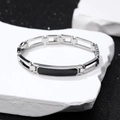 Klassisches Herrenarmband aus Edelstahl mit schwarzer Kohlefasereinlage auf Steinsockel - Silberschwarz