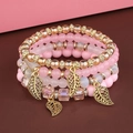Mehrlagiges rosa Perlenarmband-Set mit goldenen Blattanhängern und Kristallen - Hohler Blattanhänger / Rosa (3082510)