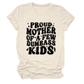 Detail eines beigen Baumwoll-T-Shirts mit schwarzem Proud Mother Slogan-Aufdruck - S / Sandfarben (Schwarze Buchstaben)