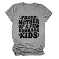 Detail eines grauen T-Shirts mit dem Text Proud Mother Of A Few Dumbass Kids im Fokus - S / Dunkelgrau (Schwarze Buchstaben)