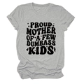 Dettaglio della maglietta grigia girocollo con stampa Proud Mother Of A Few Dumbass Kids - Grigio Chiaro (Lettere Nere)