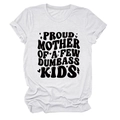 Dettaglio del testo Proud Mother of a Few Dumbass Kids su maglietta bianca in cotone - Bianco (Lettere Nere)