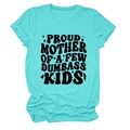 Dettaglio della t-shirt in cotone color teal con stampa Proud Mother of Dumbass Kids - Blu Acqua Profonda (Lettere Nere)