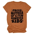 Dettaglio della t-shirt arancione in cotone con stampa Proud Mother of a Few Dumbass Kids - Arancio Bruciato (Testo Nero)