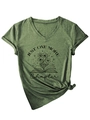 Détail de l'imprimé Just One More Chapter sur un t-shirt col V vert mousse à manches courtes - S / Vert Olive (Imprimé Noir)