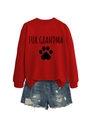 Detail van rood sweatshirt met Fur Grandma opdruk en distressed denim korte broek - S / Rood (Zwart Lettertype)