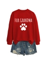 Platte weergave van rode Fur Grandma sweater en distressed denim shorts met pootafdruk - S / Rood (Wit Lettertype)