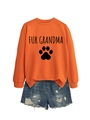 Détail du sweat orange Fur Grandma avec empreinte de patte et short en jean - S / Orange (Police Noire)