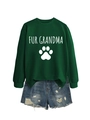 Détail du sweat-shirt vert foncé avec imprimé Fur Grandma et short en jean déchiré - S / Vert Foncé (Police Blanche)