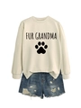 Mise à plat du sweat blanc cassé FUR GRANDMA et short en jean bleu délavé - S / Sable (Police Noire)